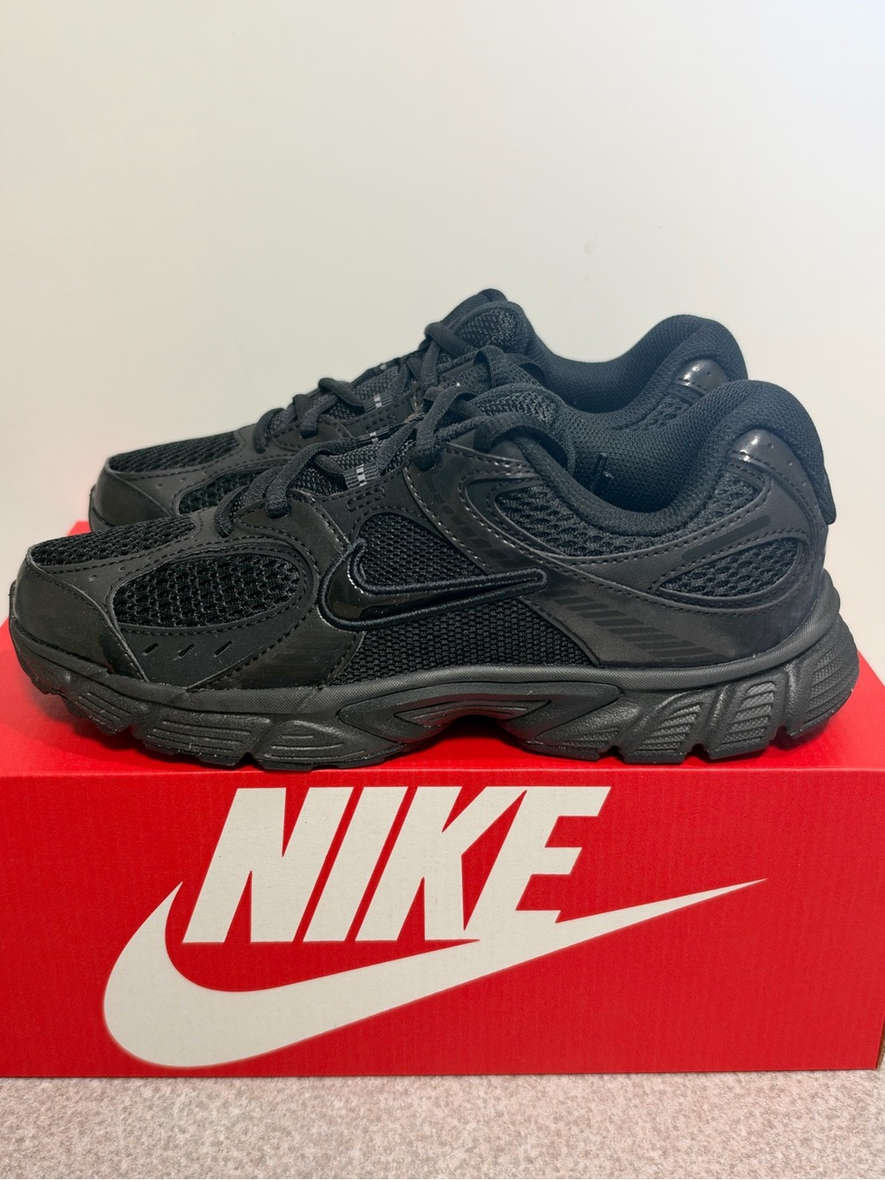 Nike V5 RNR Triple Black (GS) Size 4.5Y NEW HQ6411-002